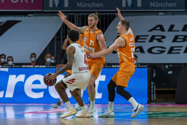 连前场逼抢 连前场逼抢